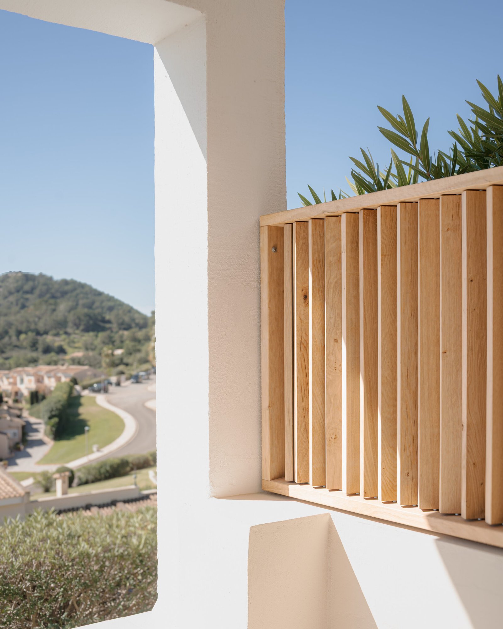 Celosía de madera con paisaje