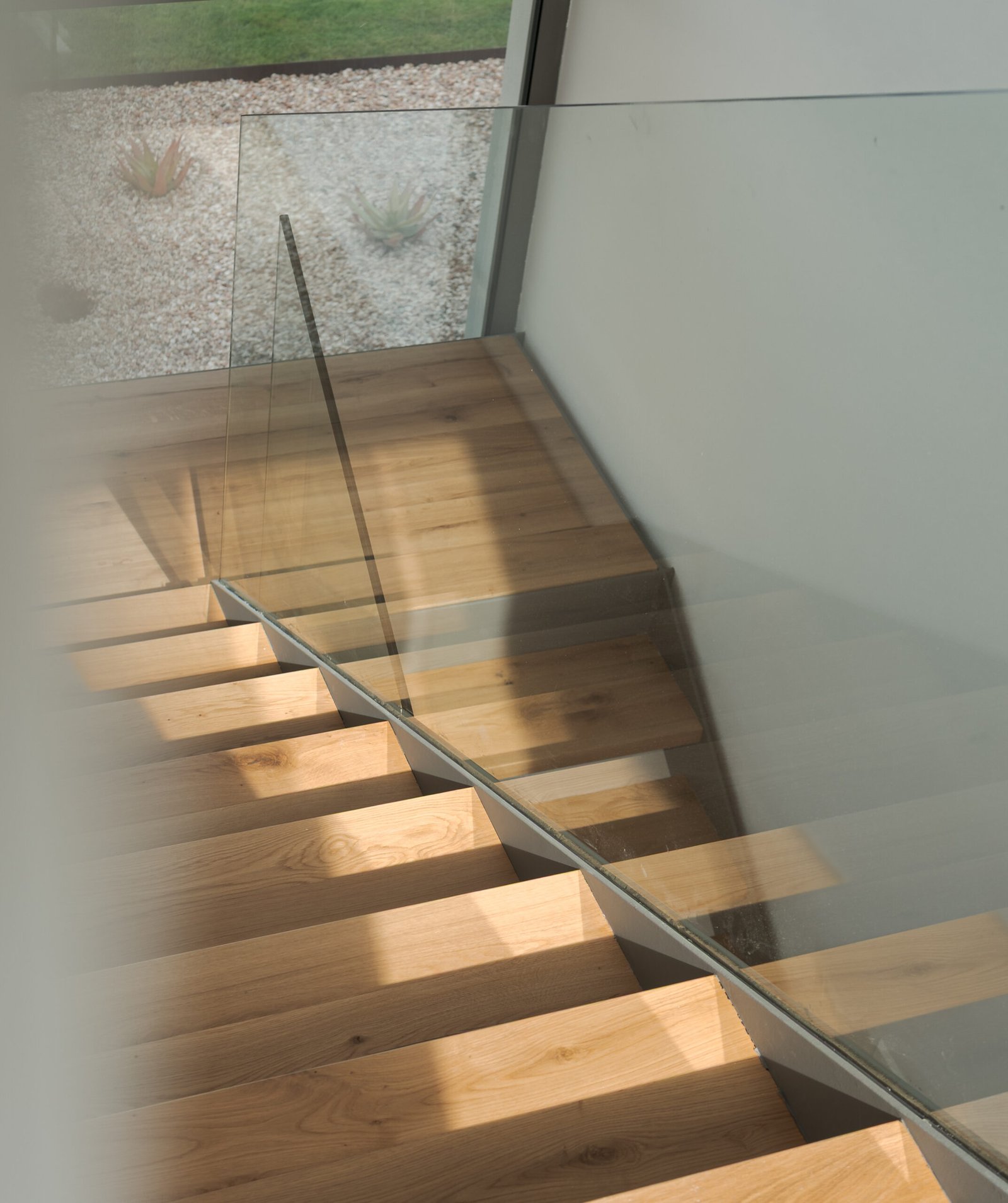 Escalera de madera y vidrio